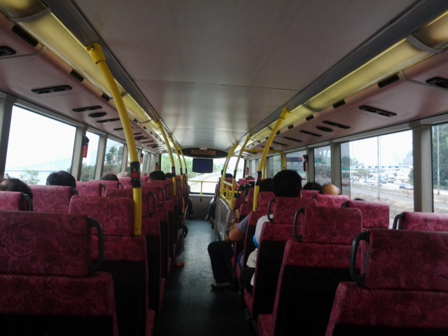 Menikmati negara cantik dari atas bus tingkat di bangku paling belakang image